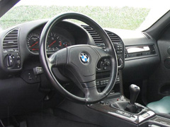 Трёхспицевый руль с подушкой безопасности. Фото: www.olieroe.nl