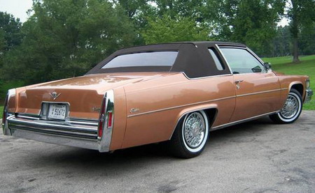 Cadillac Phaeton Coupe '1979, цвет Western Saddle Firemist - вид 3/4 сзади