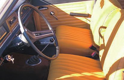 В 1977-м из-за появившихся ремней безопасности было упразднено переднее раскладное место для третьего седока